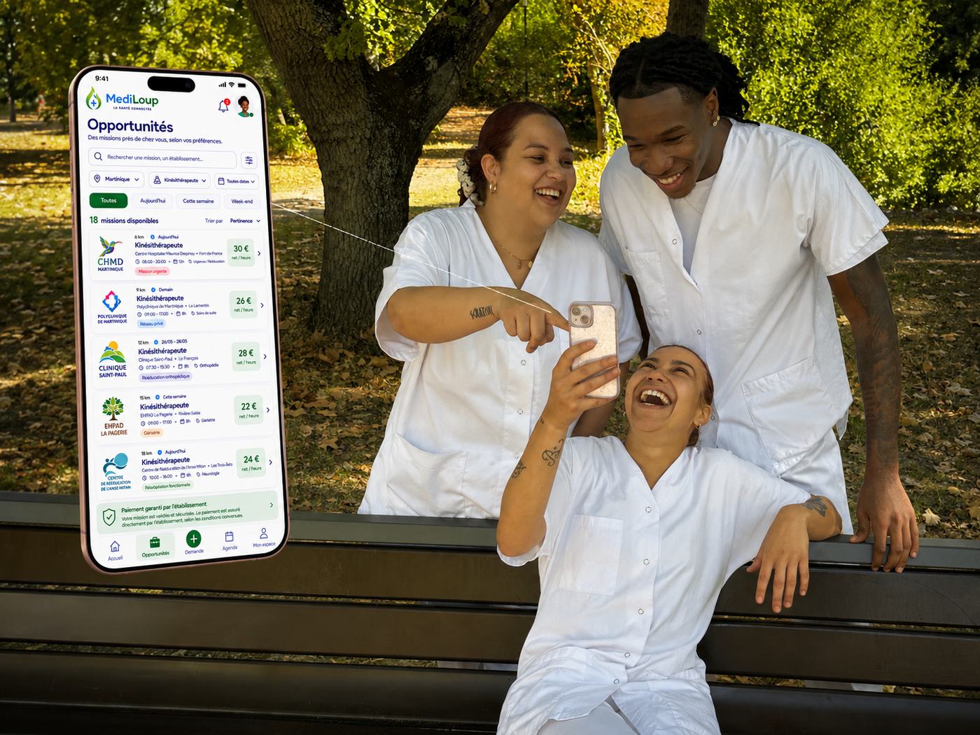 Trois soignants riant ensemble en consultant les opportunités de mission sur l'application MediLoup