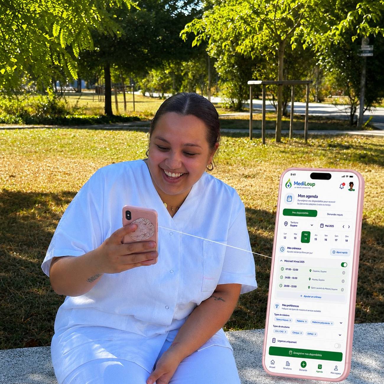 Soignante souriante consultant son agenda de disponibilités sur l'application MediLoup