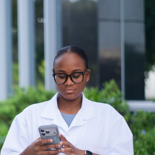 Soignante concentrée et confiante consultant son smartphone