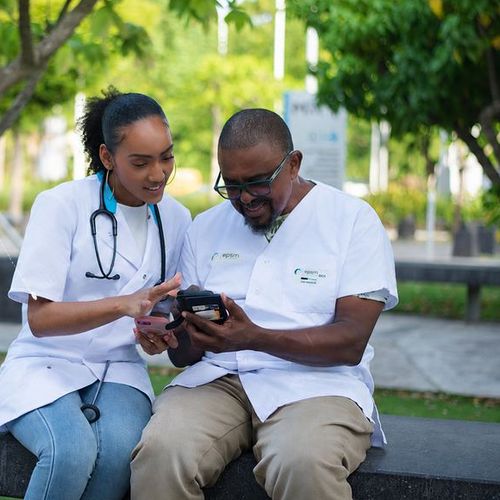 Deux soignants complices consultant ensemble l'application MediLoup